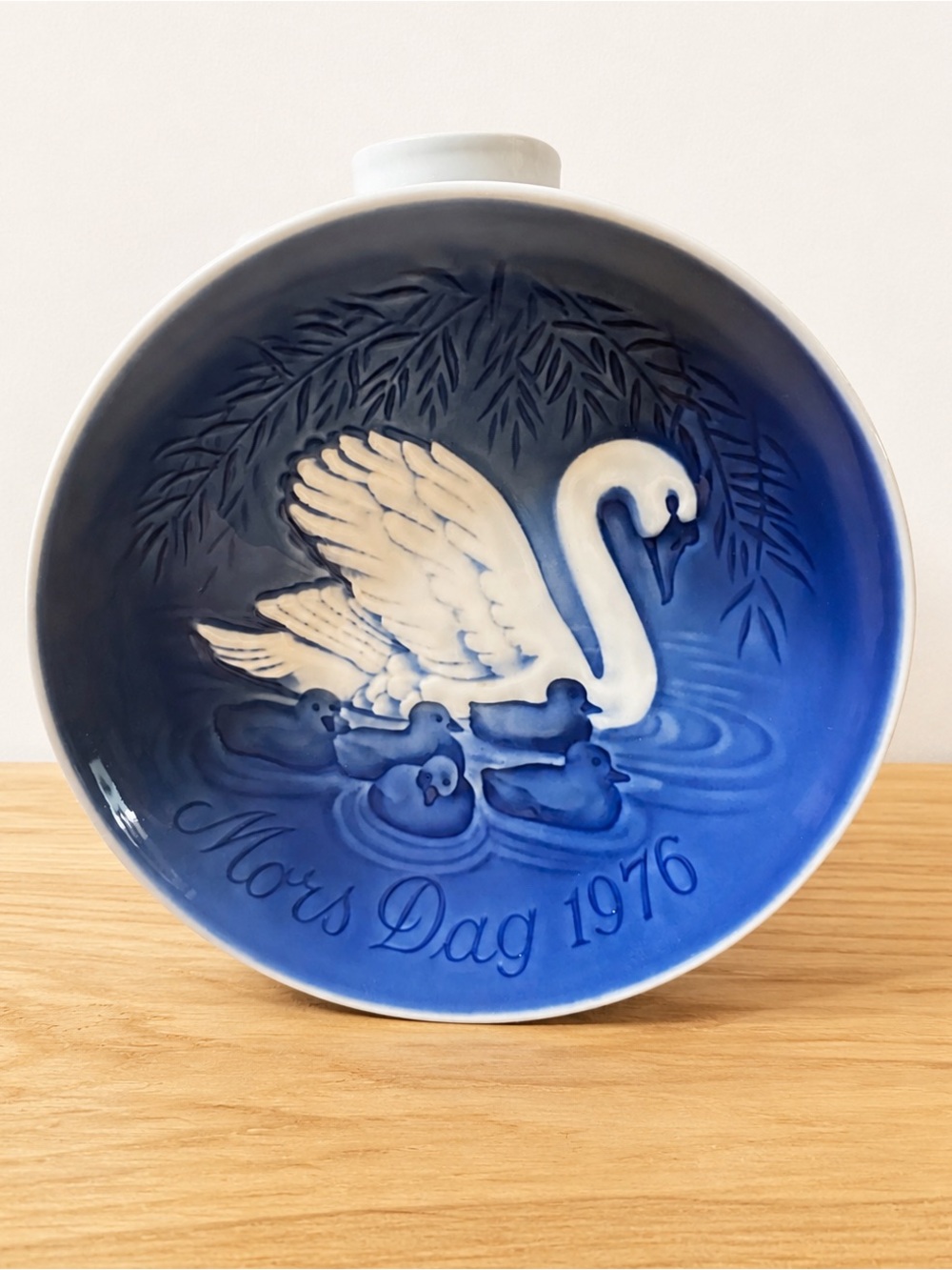 Bing & Grondahl 1976 Mother’s Day Plate Swan & Cygnets Denmark